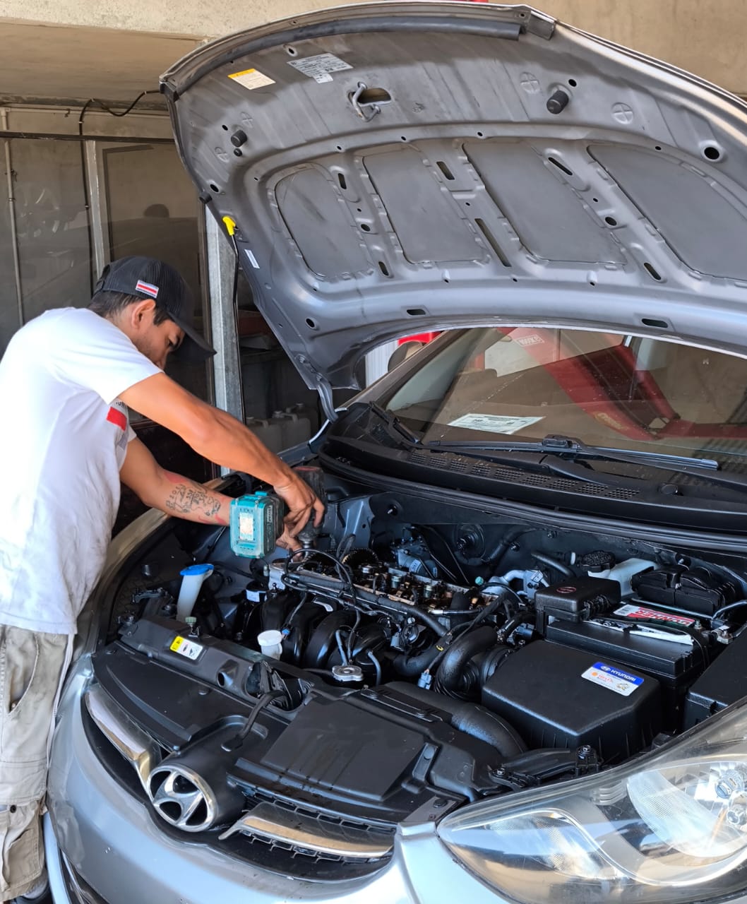 Revisión mecánica debajo del vehículo